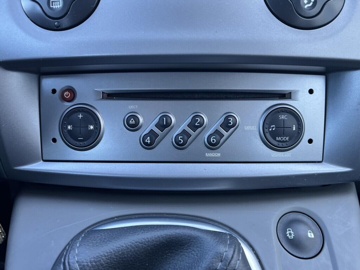 O119V07097_26.webp_SCÉNIC  1.6 16V 82 kW manuál