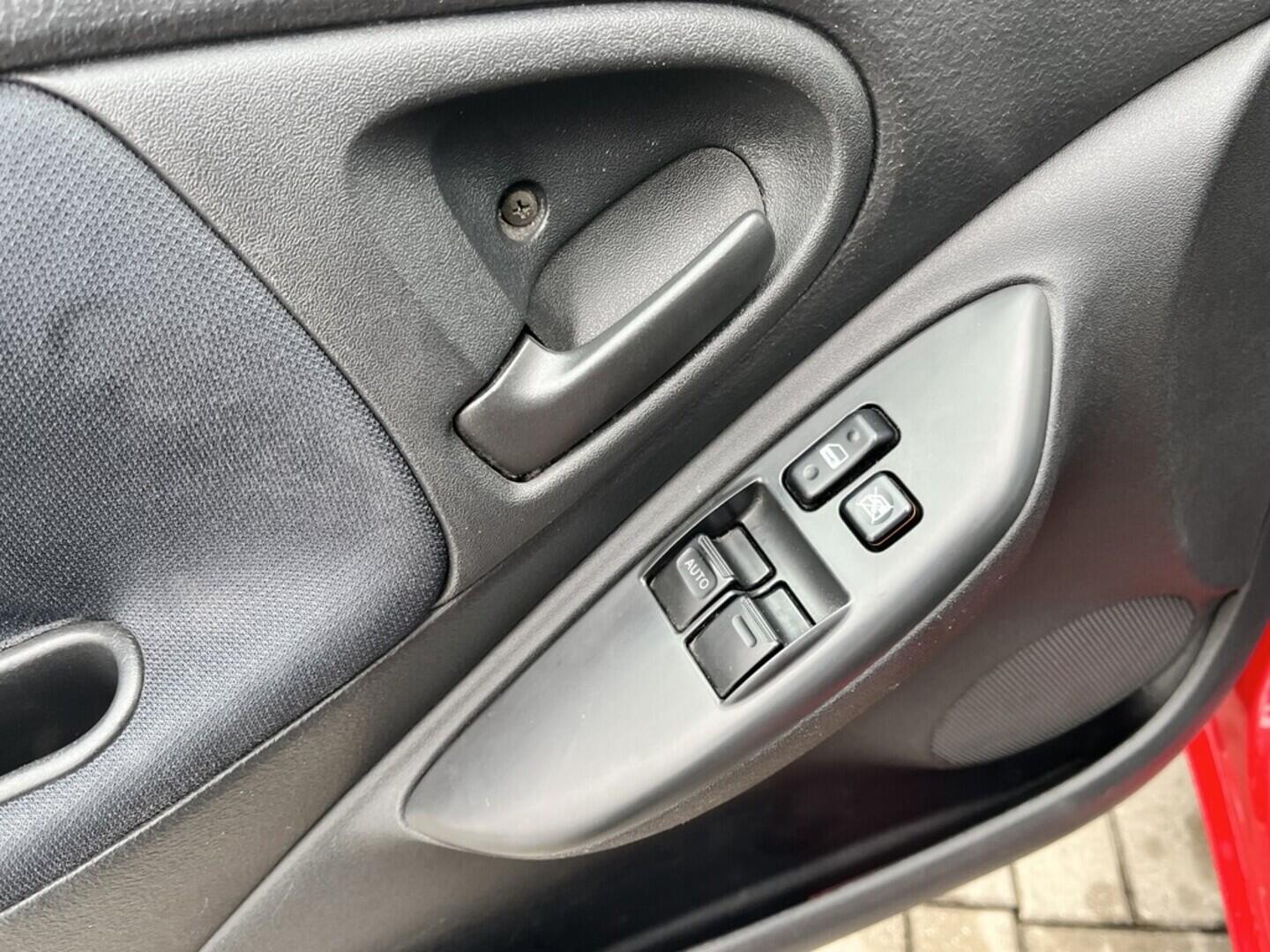 O119V07103_20.webp_YARIS  1.0 VVT-i 48 kW manuál