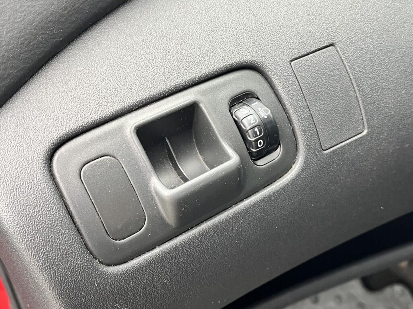 O119V07103_23.webp_YARIS  1.0 VVT-i 48 kW manuál