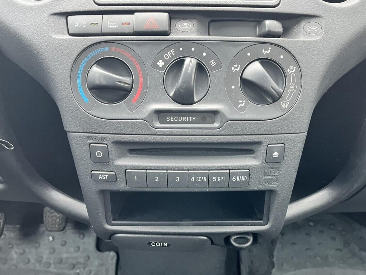 O119V07103_27.webp_YARIS  1.0 VVT-i 48 kW manuál