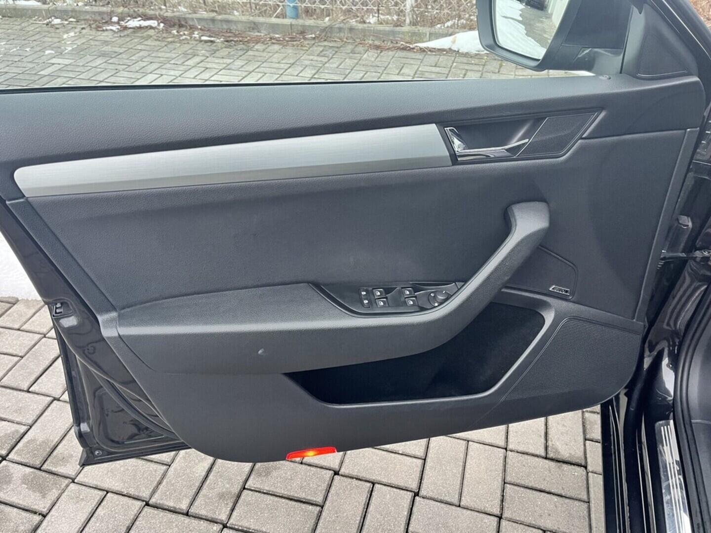 O119V07106_19.webp_SUPERB Style 2.0 TDI 110 kW manuál