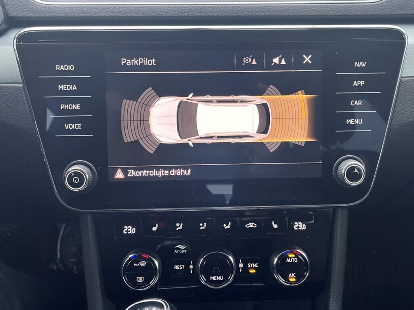 O119V07106_29.webp_SUPERB Style 2.0 TDI 110 kW manuál