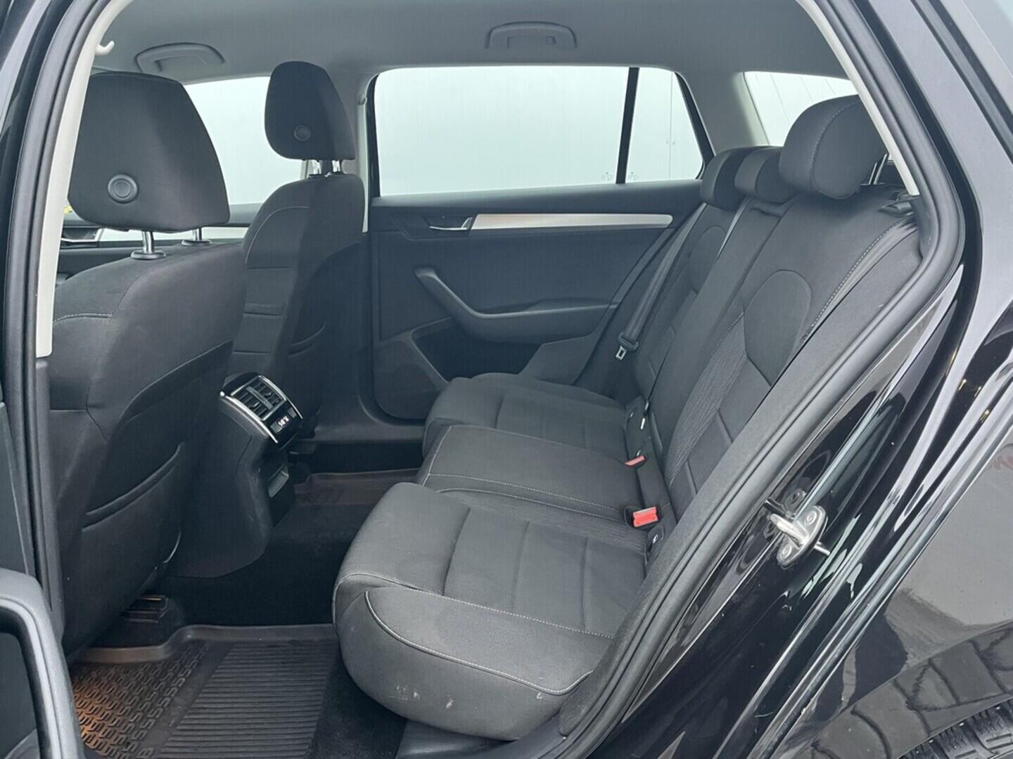 O119V07106_32.webp_SUPERB Style 2.0 TDI 110 kW manuál