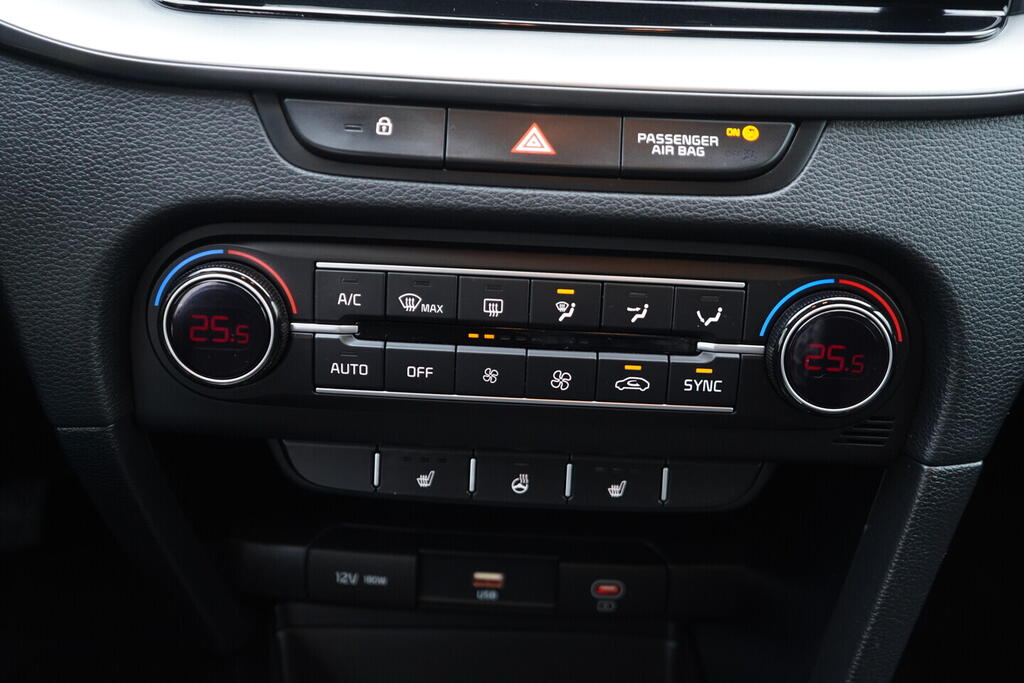 O119V07122_32.webp_CEED Exclusive DCT 1.5 T-GDi 118 kW automat, DPH