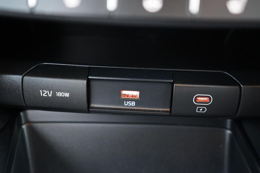 O119V07122_33.webp_CEED Exclusive DCT 1.5 T-GDi 118 kW automat, DPH