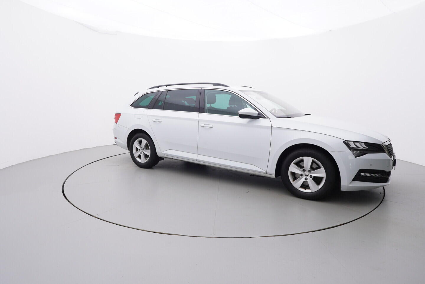 O119V07126_16.webp_SUPERB Ambition 2.0 TDI 110 kW manuál, DPH