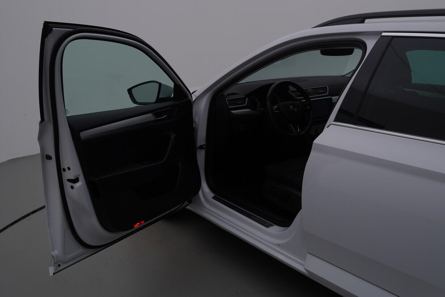 O119V07126_18.webp_SUPERB Ambition 2.0 TDI 110 kW manuál, DPH