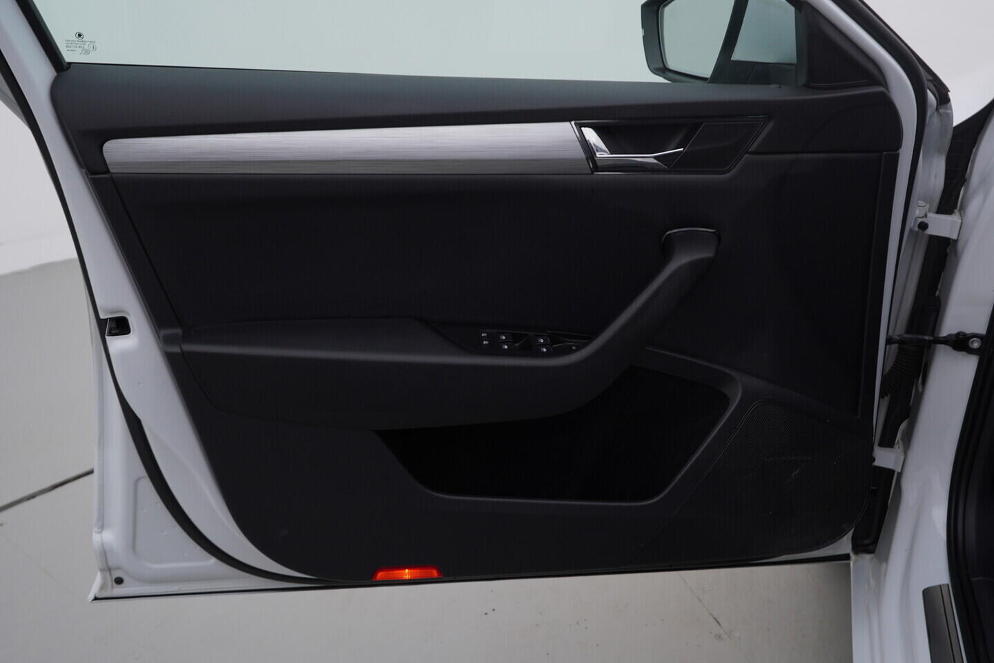 O119V07126_19.webp_SUPERB Ambition 2.0 TDI 110 kW manuál, DPH