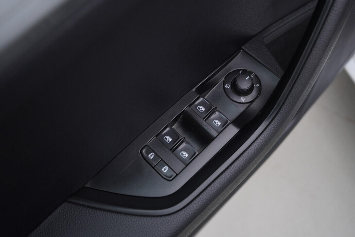 O119V07126_20.webp_SUPERB Ambition 2.0 TDI 110 kW manuál, DPH