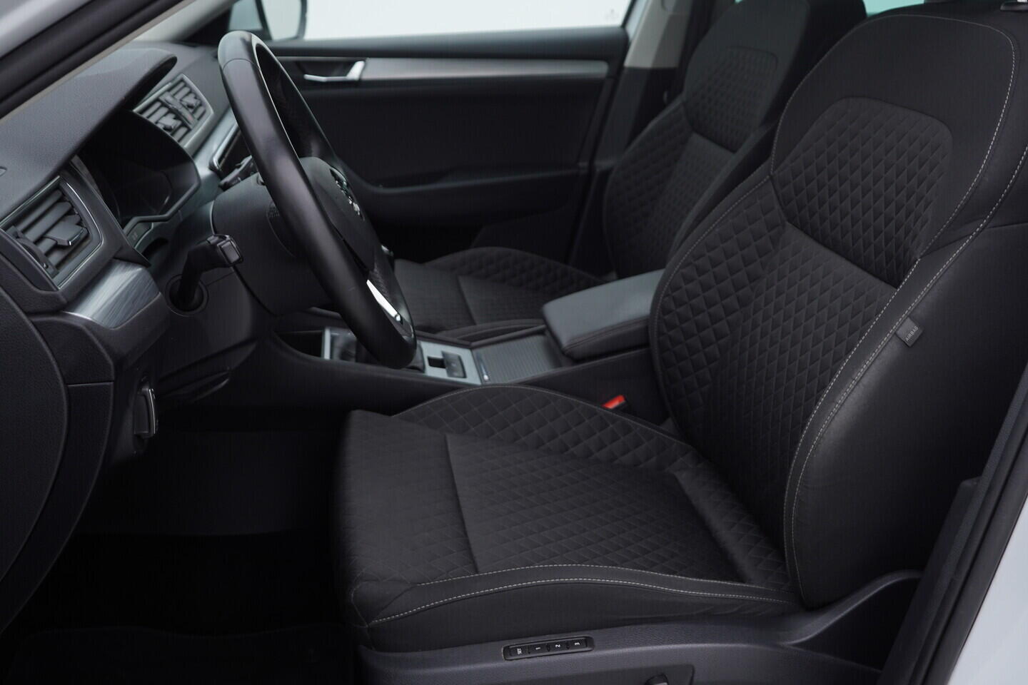 O119V07126_22.webp_SUPERB Ambition 2.0 TDI 110 kW manuál, DPH