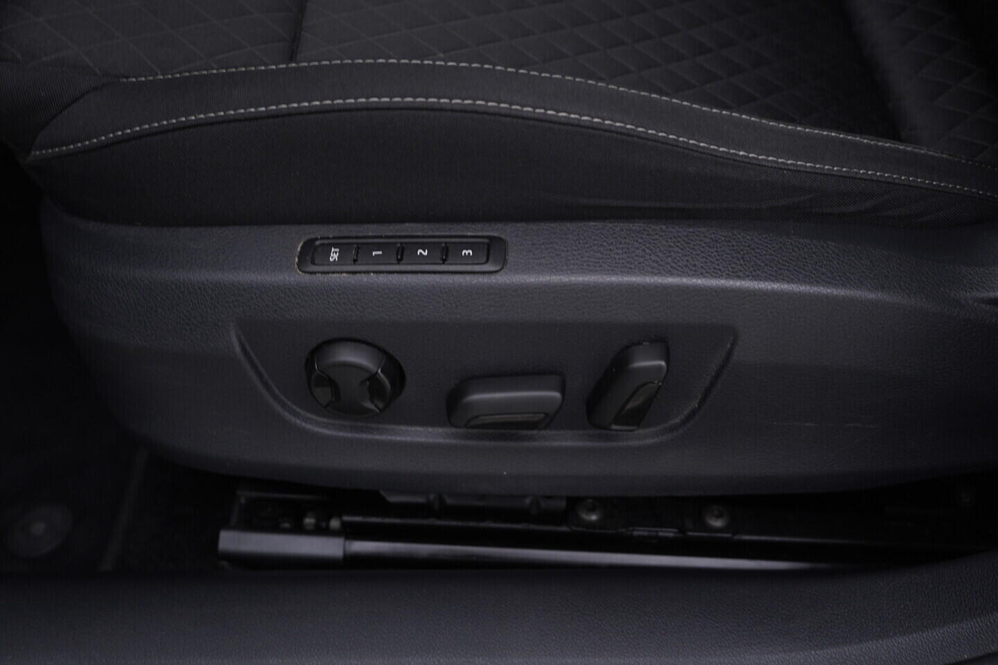 O119V07126_23.webp_SUPERB Ambition 2.0 TDI 110 kW manuál, DPH