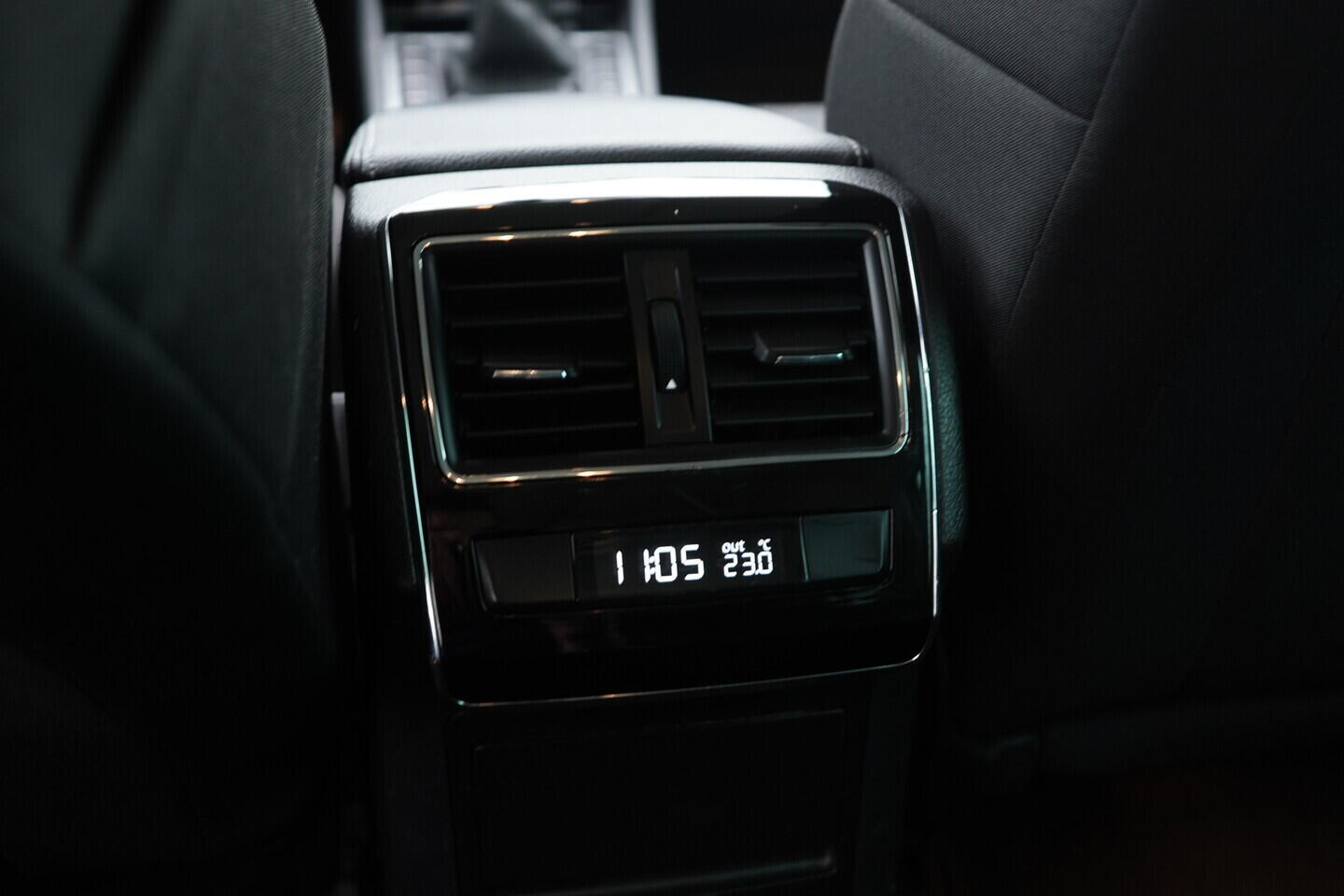 O119V07126_28.webp_SUPERB Ambition 2.0 TDI 110 kW manuál, DPH