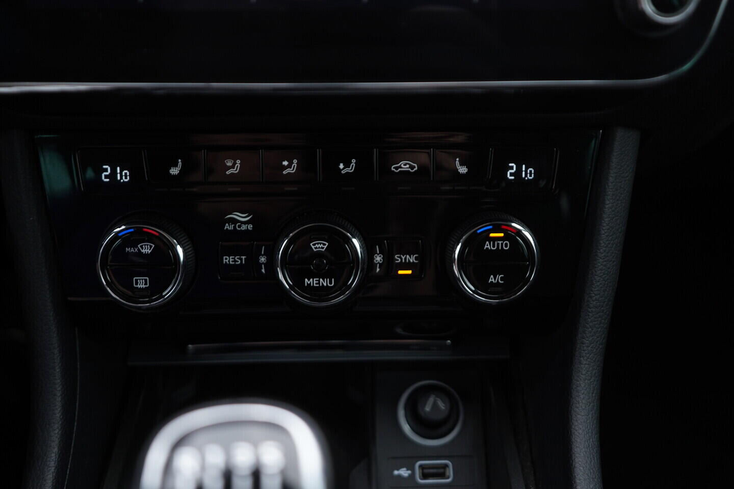 O119V07126_37.webp_SUPERB Ambition 2.0 TDI 110 kW manuál, DPH