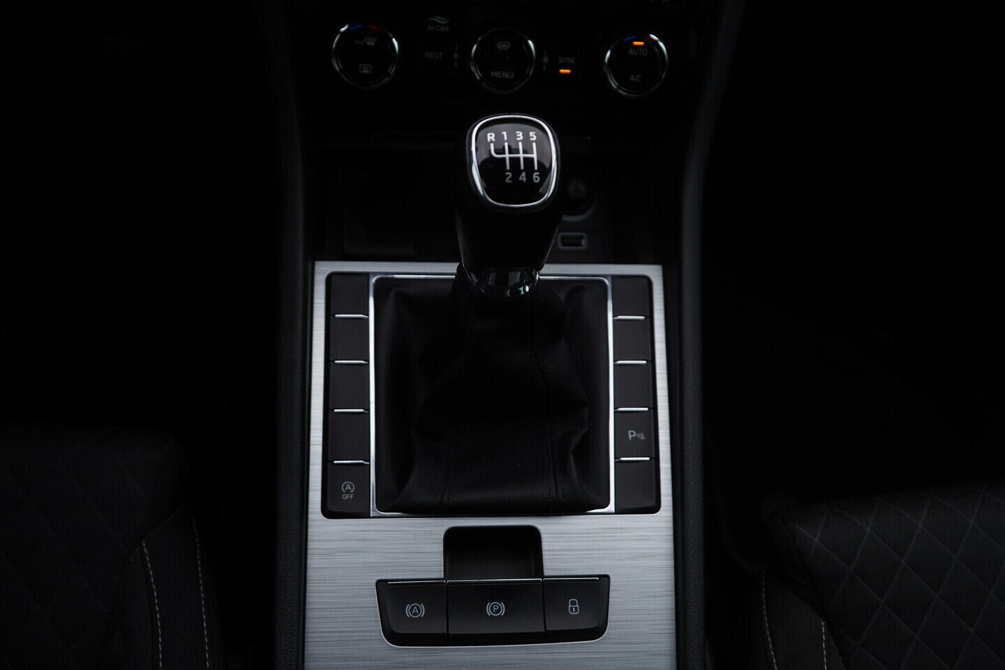 O119V07126_38.webp_SUPERB Ambition 2.0 TDI 110 kW manuál, DPH