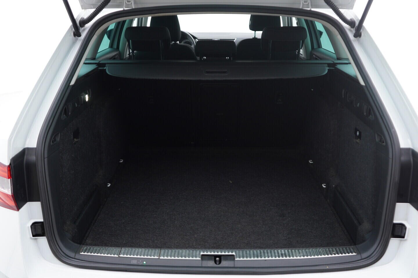 O119V07126_42.webp_SUPERB Ambition 2.0 TDI 110 kW manuál, DPH