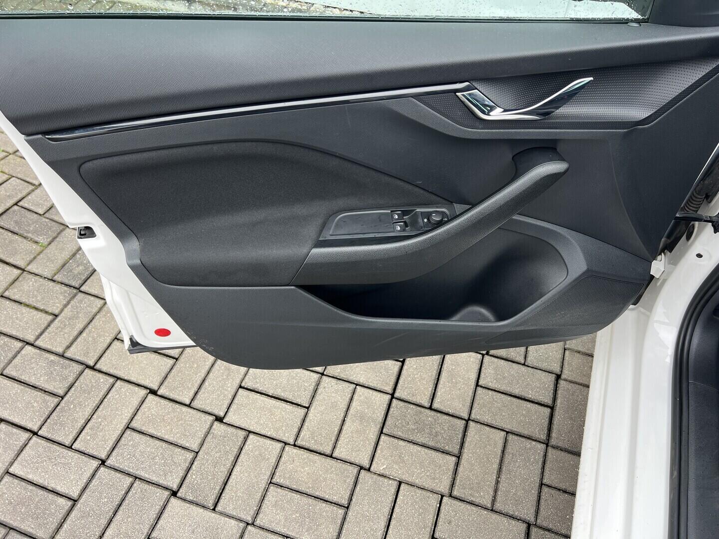 O119V07128_21.webp_SCALA Ambition 1.5 TSI 110 kW manuál, DPH