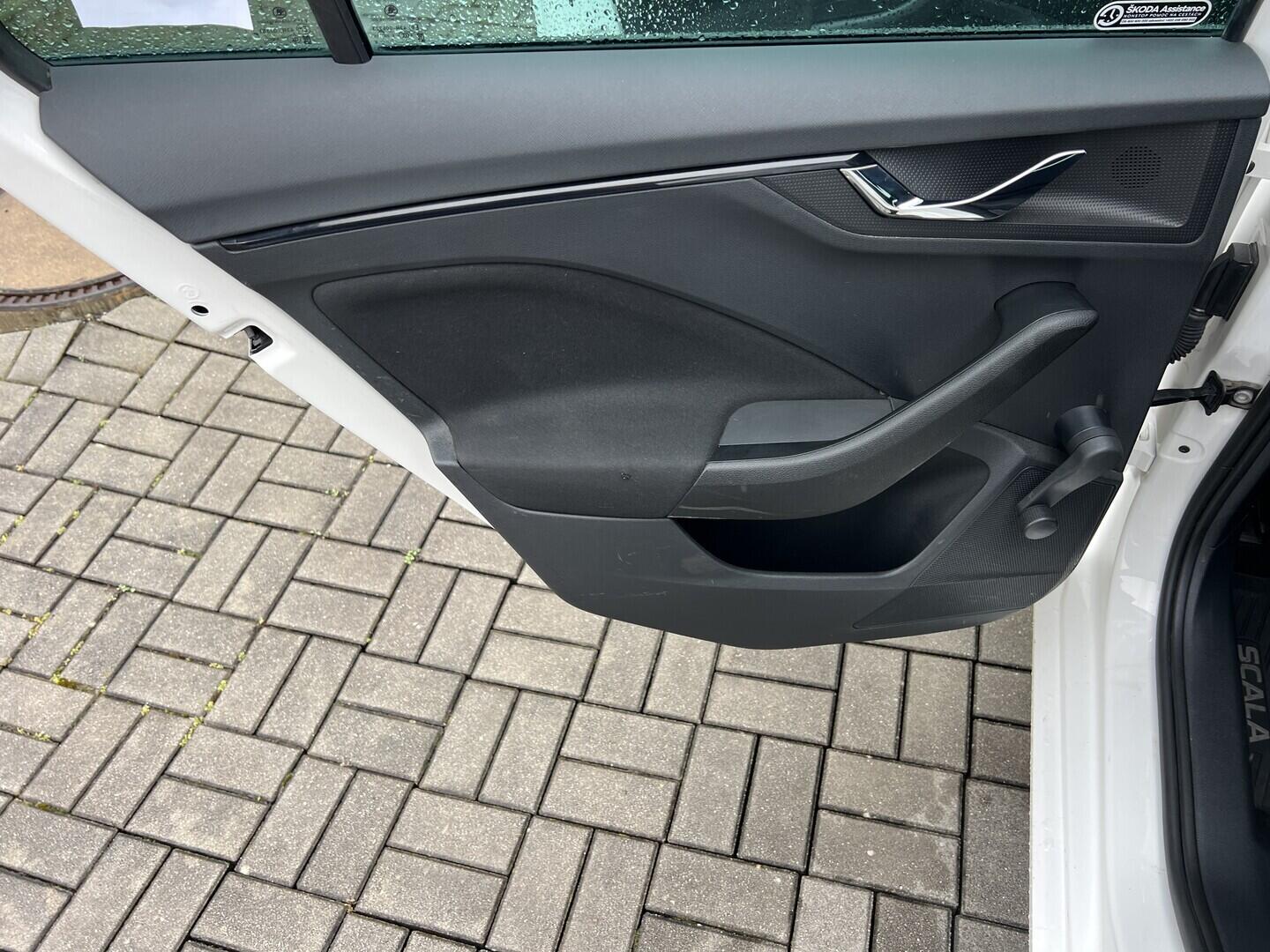 O119V07128_32.webp_SCALA Ambition 1.5 TSI 110 kW manuál, DPH