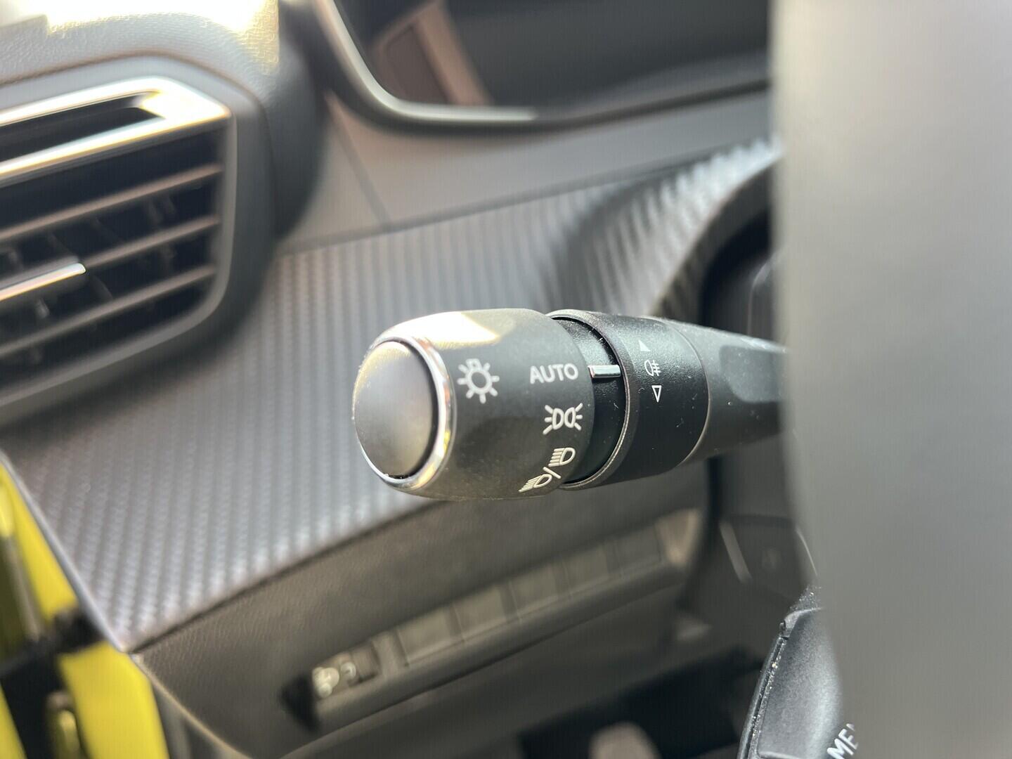 O119V07137_23.webp_208 Allure 1.2 PureTech 74 kW manuál