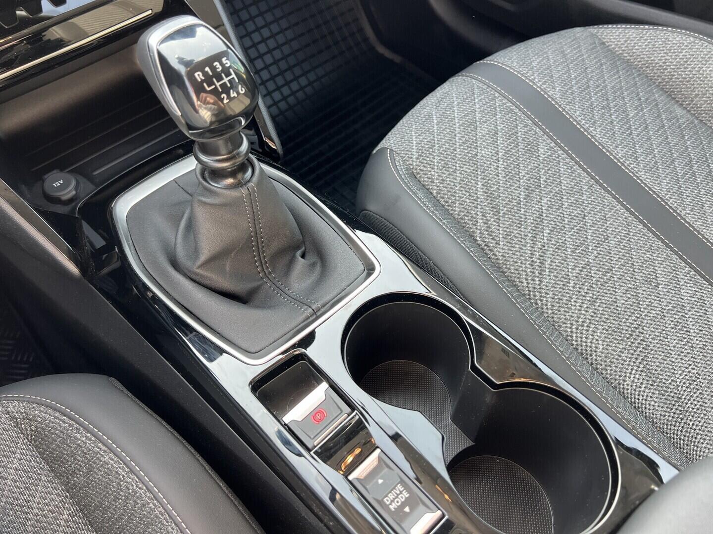 O119V07137_35.webp_208 Allure 1.2 PureTech 74 kW manuál