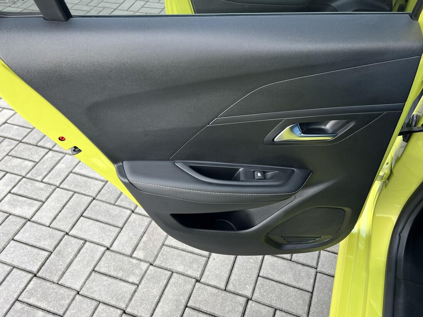 O119V07137_36.webp_208 Allure 1.2 PureTech 74 kW manuál