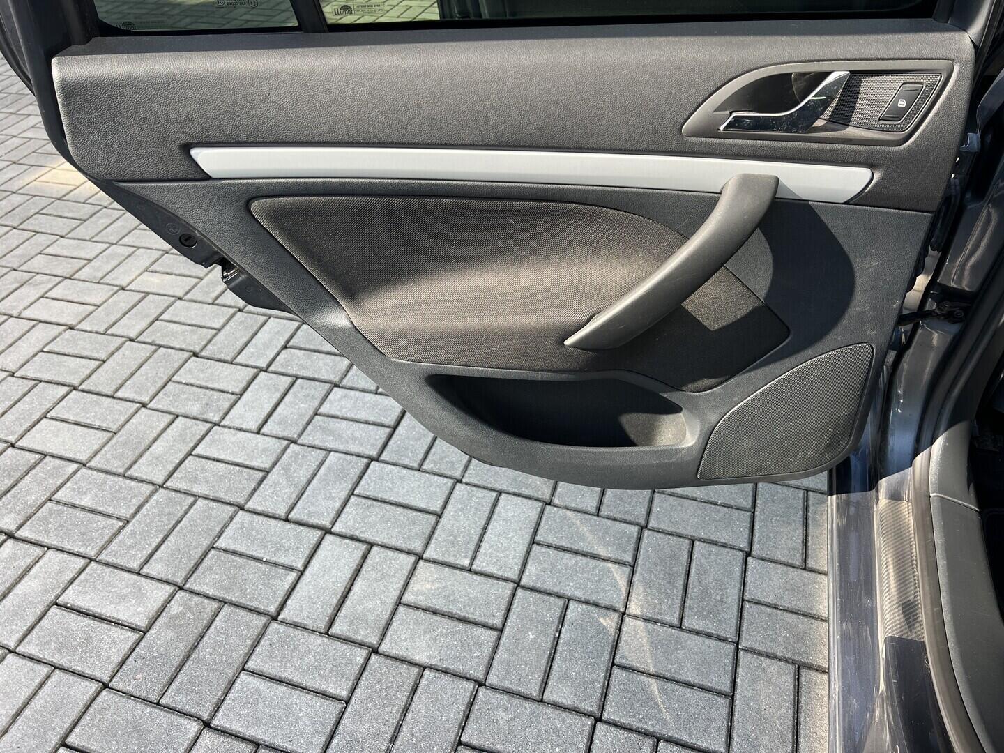 O119V07140_32.webp_OCTAVIA Ambiente 1.6 TDI 77 kW manuál