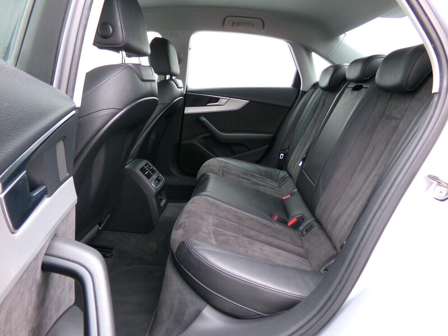 O119V07148_32.webp_A4  2.0 TDI 140 kW automat