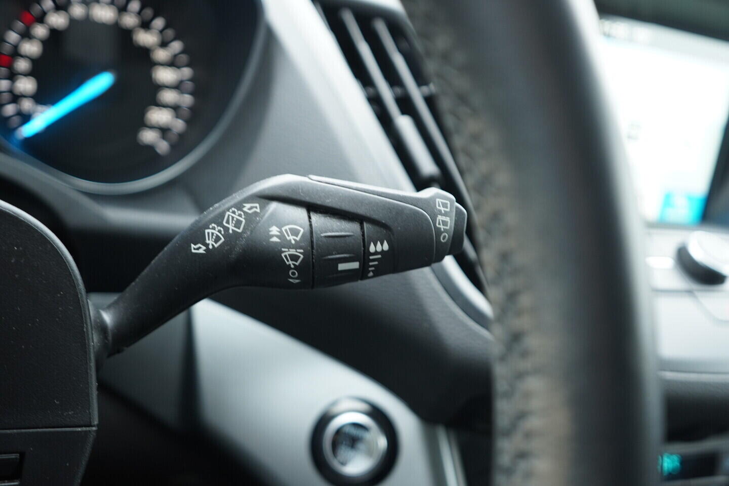 O119V07162_25.webp_KUGA Cool a Connect 1.5  110 kW manuál