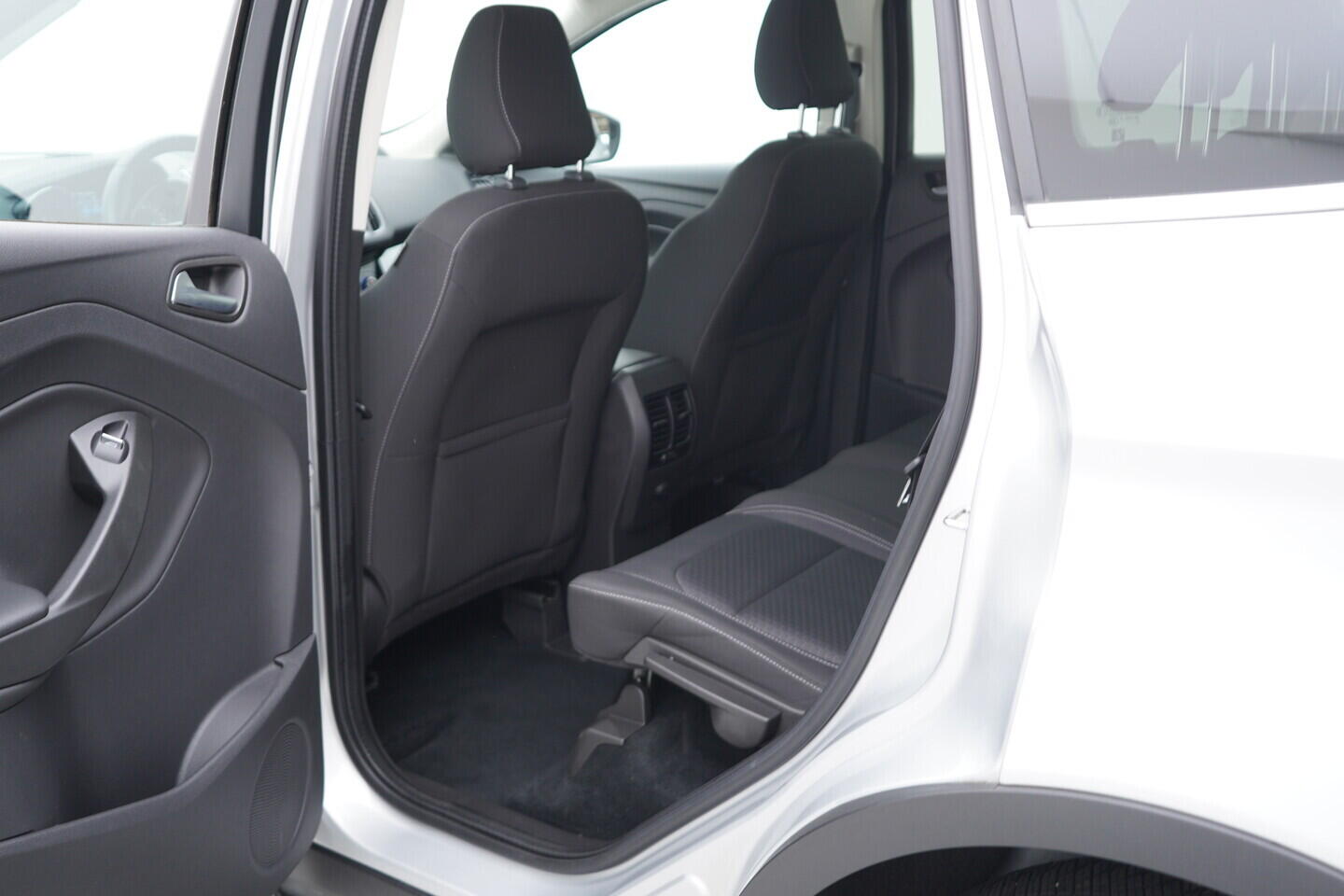 O119V07162_34.webp_KUGA Cool a Connect 1.5  110 kW manuál