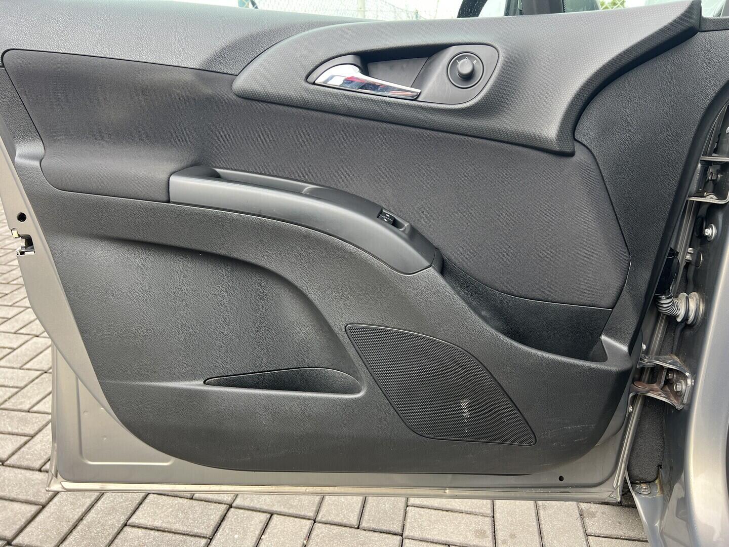 O119V07186_19.webp_MERIVA  1.4  74 kW manuál