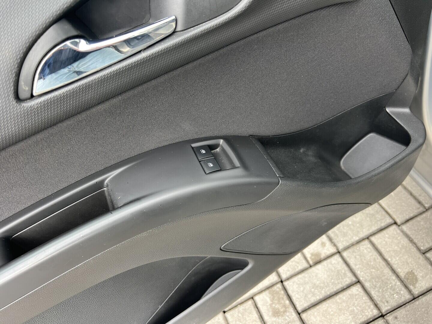 O119V07186_21.webp_MERIVA  1.4  74 kW manuál