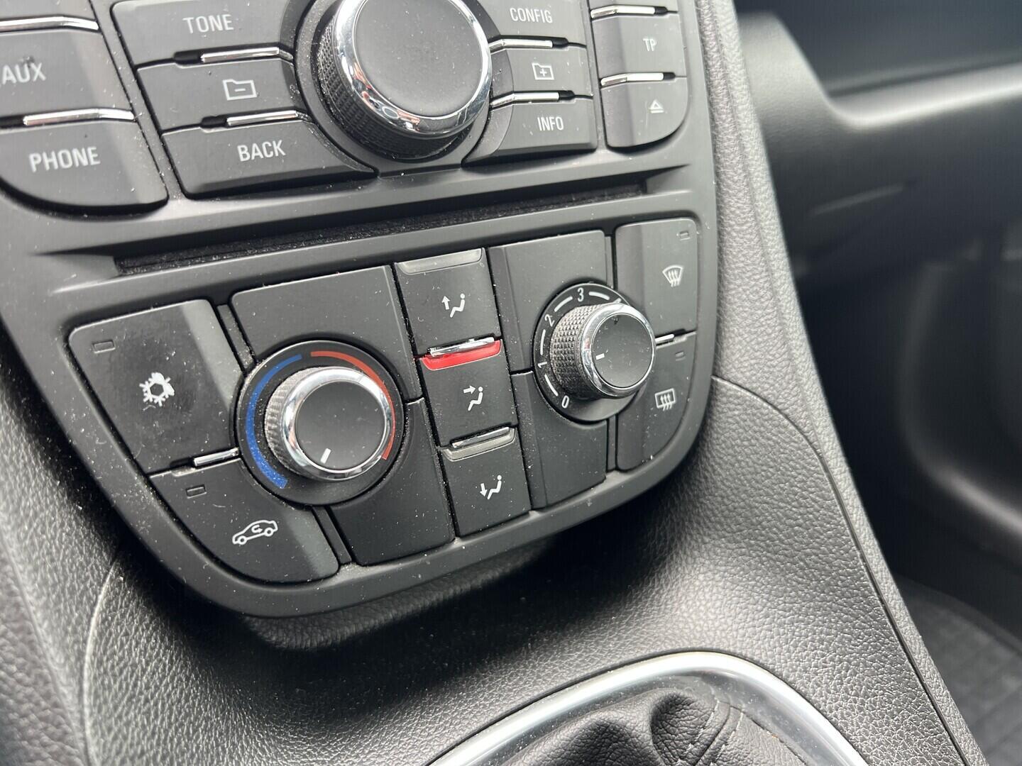 O119V07186_25.webp_MERIVA  1.4  74 kW manuál