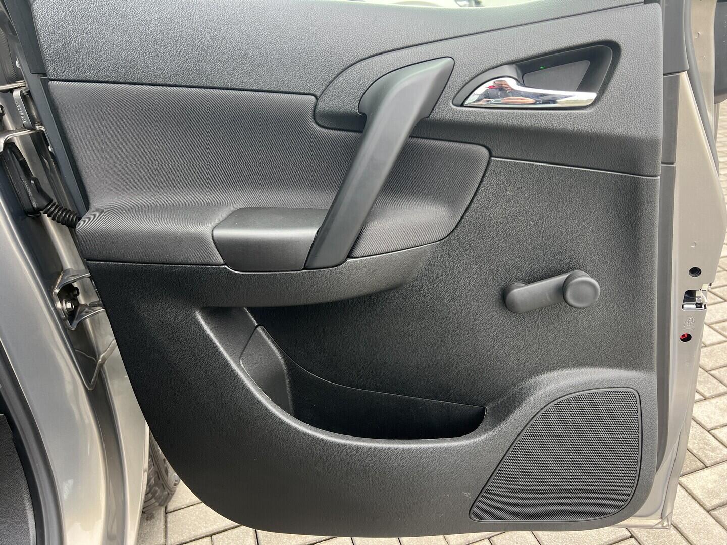 O119V07186_26.webp_MERIVA  1.4  74 kW manuál