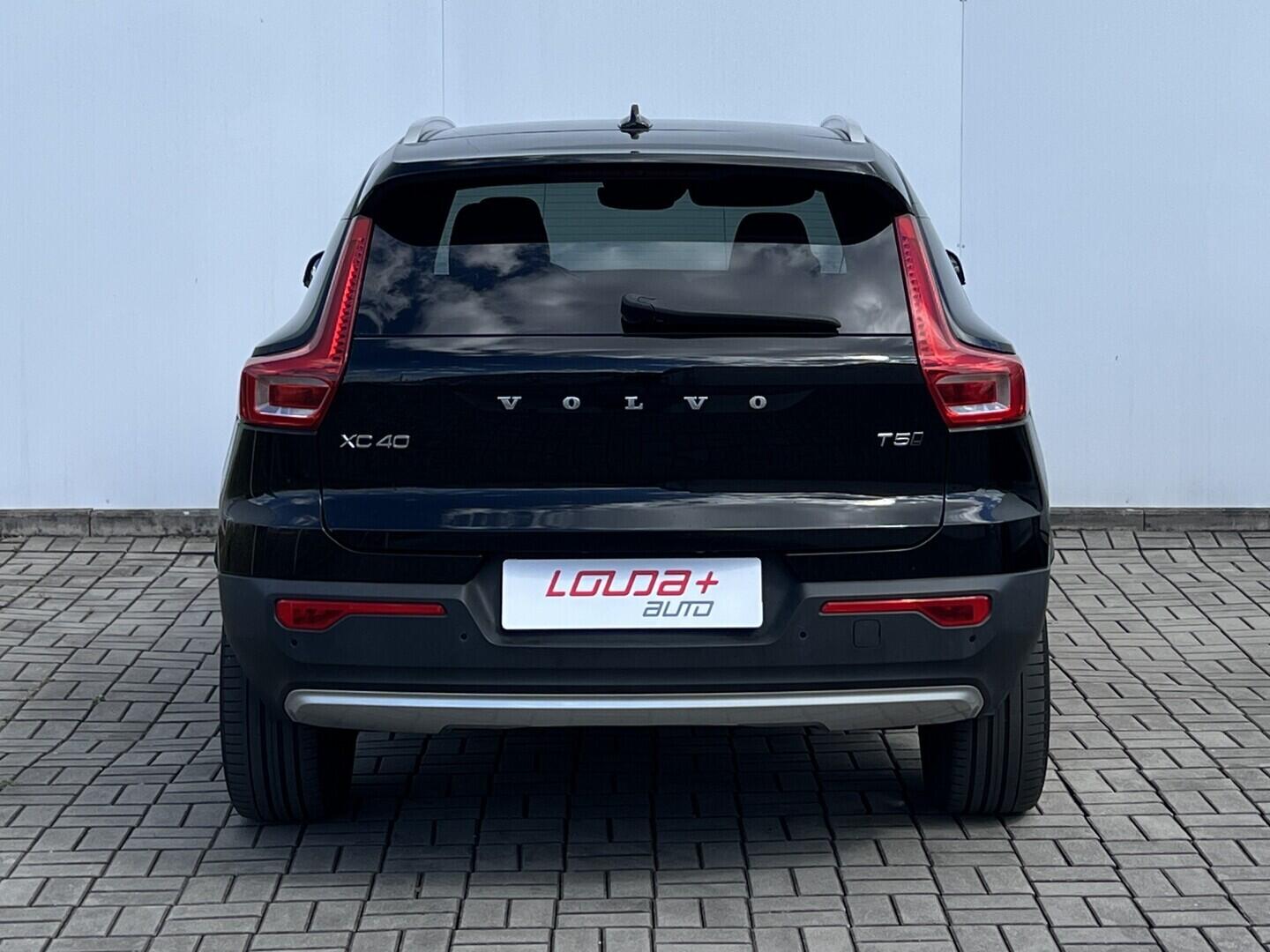 O119V07205_17.webp_XC40 Momentum 2.0  182 kW manuál, DPH