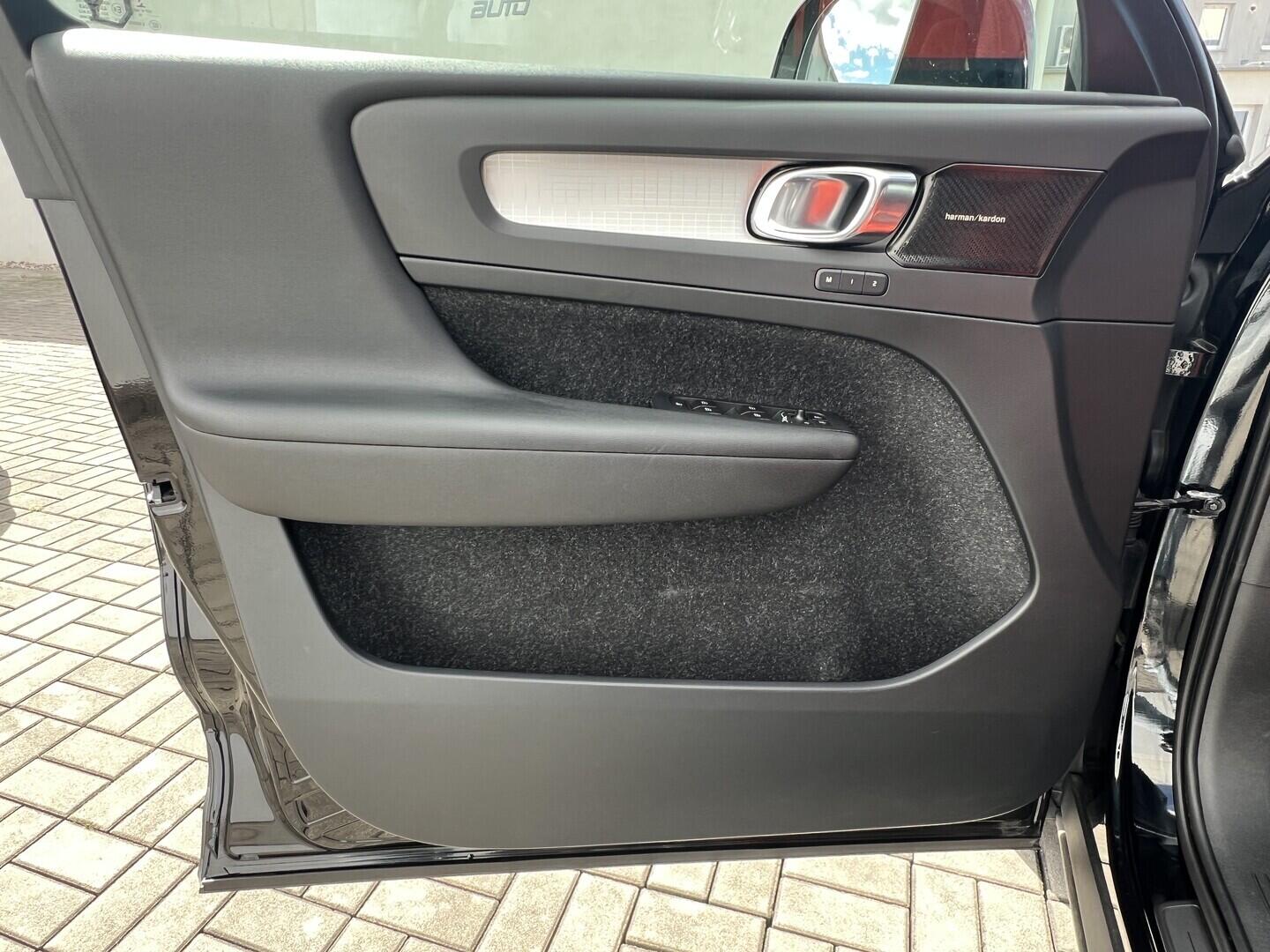 O119V07205_19.webp_XC40 Momentum 2.0  182 kW manuál, DPH