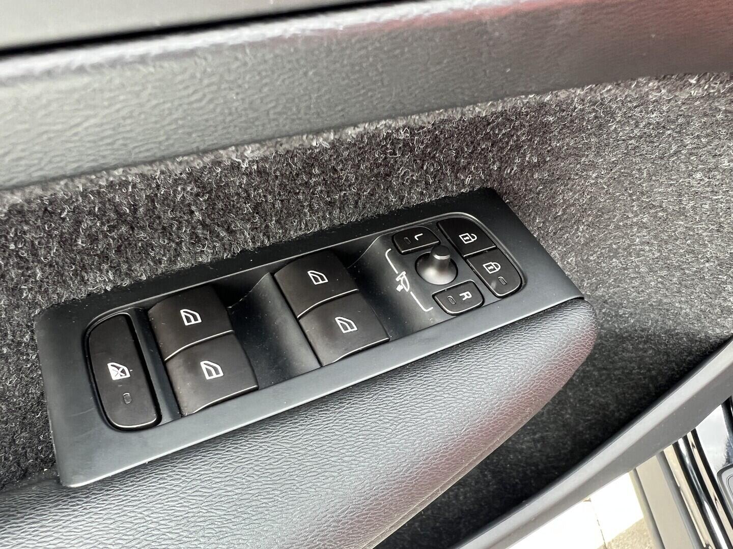 O119V07205_20.webp_XC40 Momentum 2.0  182 kW manuál, DPH