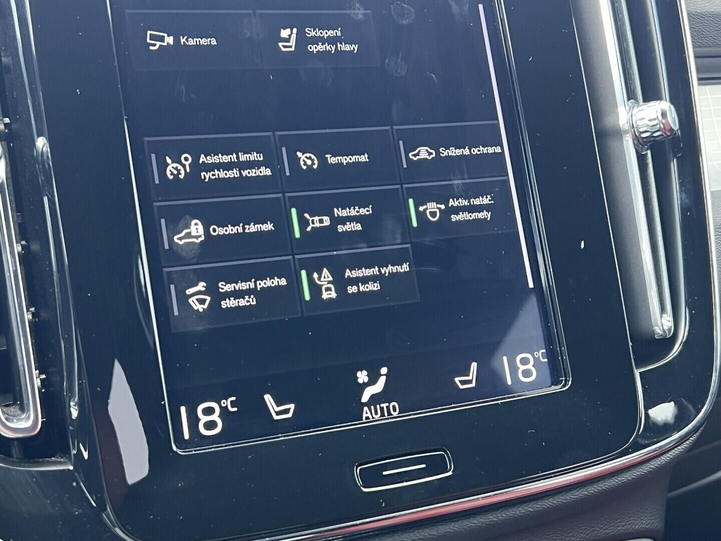 O119V07205_26.webp_XC40 Momentum 2.0  182 kW manuál, DPH