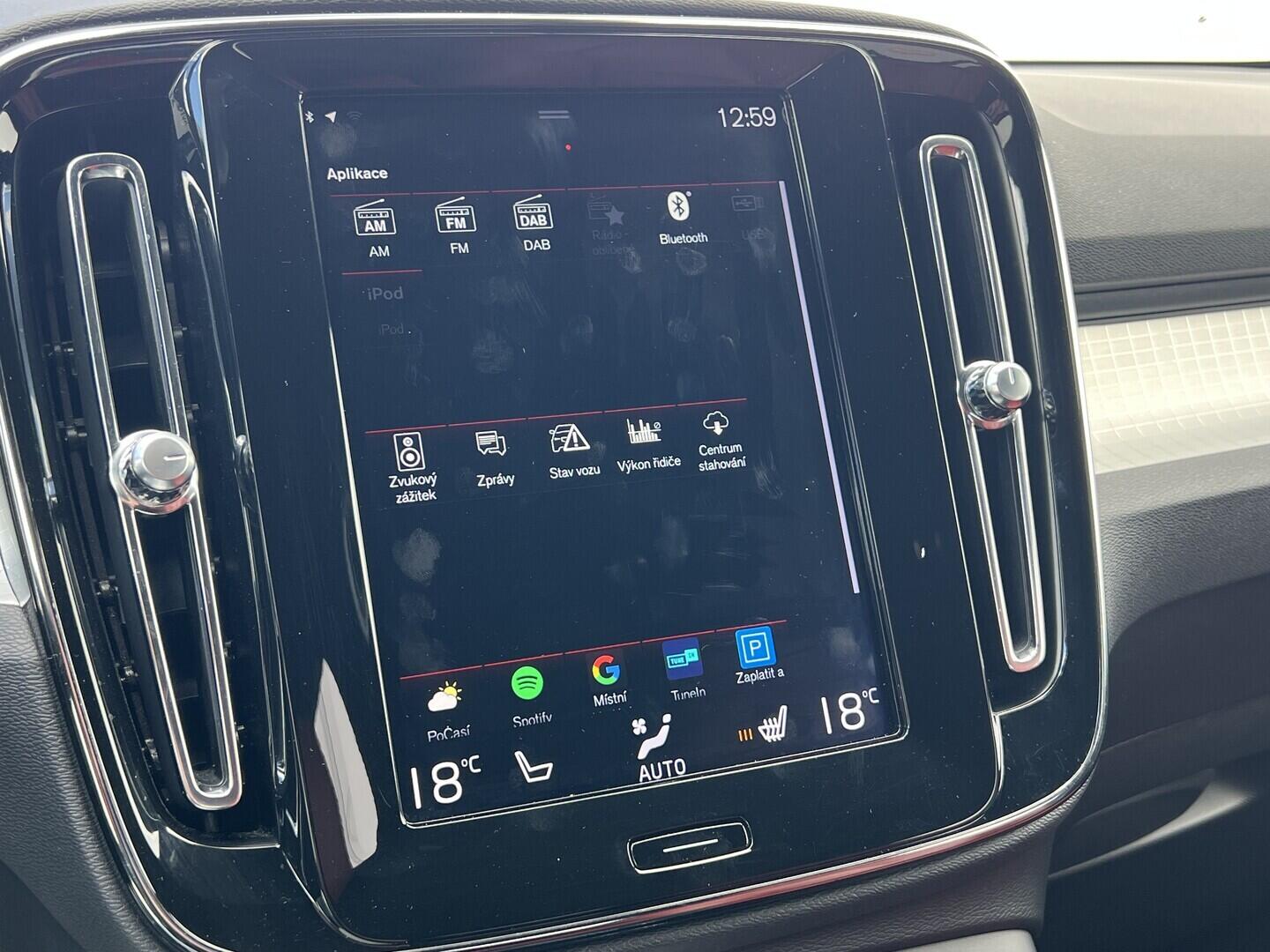 O119V07205_27.webp_XC40 Momentum 2.0  182 kW manuál, DPH