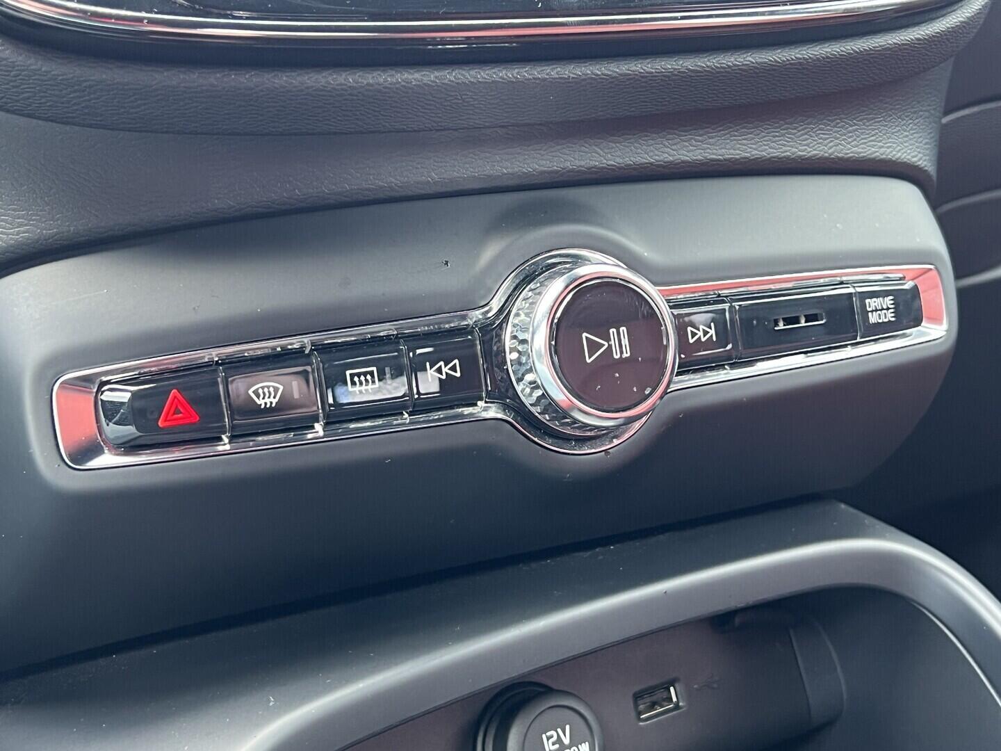 O119V07205_31.webp_XC40 Momentum 2.0  182 kW manuál, DPH