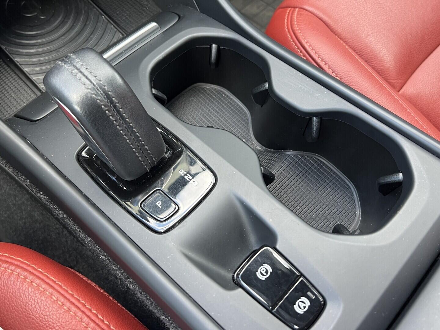 O119V07205_32.webp_XC40 Momentum 2.0  182 kW manuál, DPH