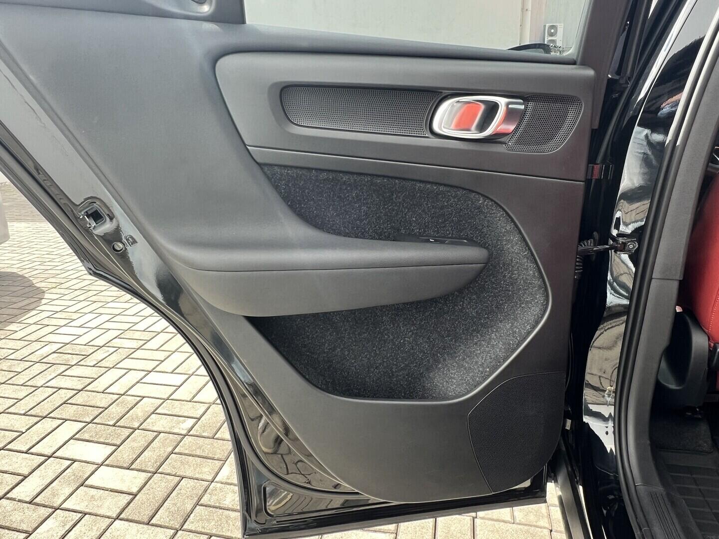 O119V07205_33.webp_XC40 Momentum 2.0  182 kW manuál, DPH