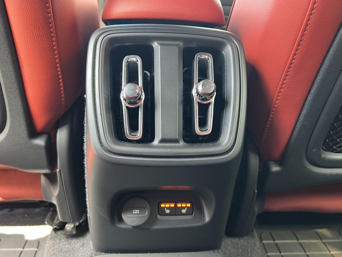 O119V07205_35.webp_XC40 Momentum 2.0  182 kW manuál, DPH