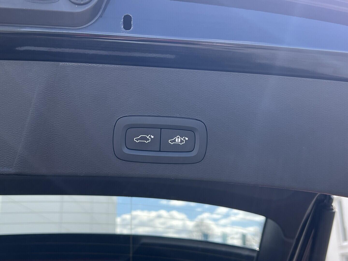 O119V07205_36.webp_XC40 Momentum 2.0  182 kW manuál, DPH