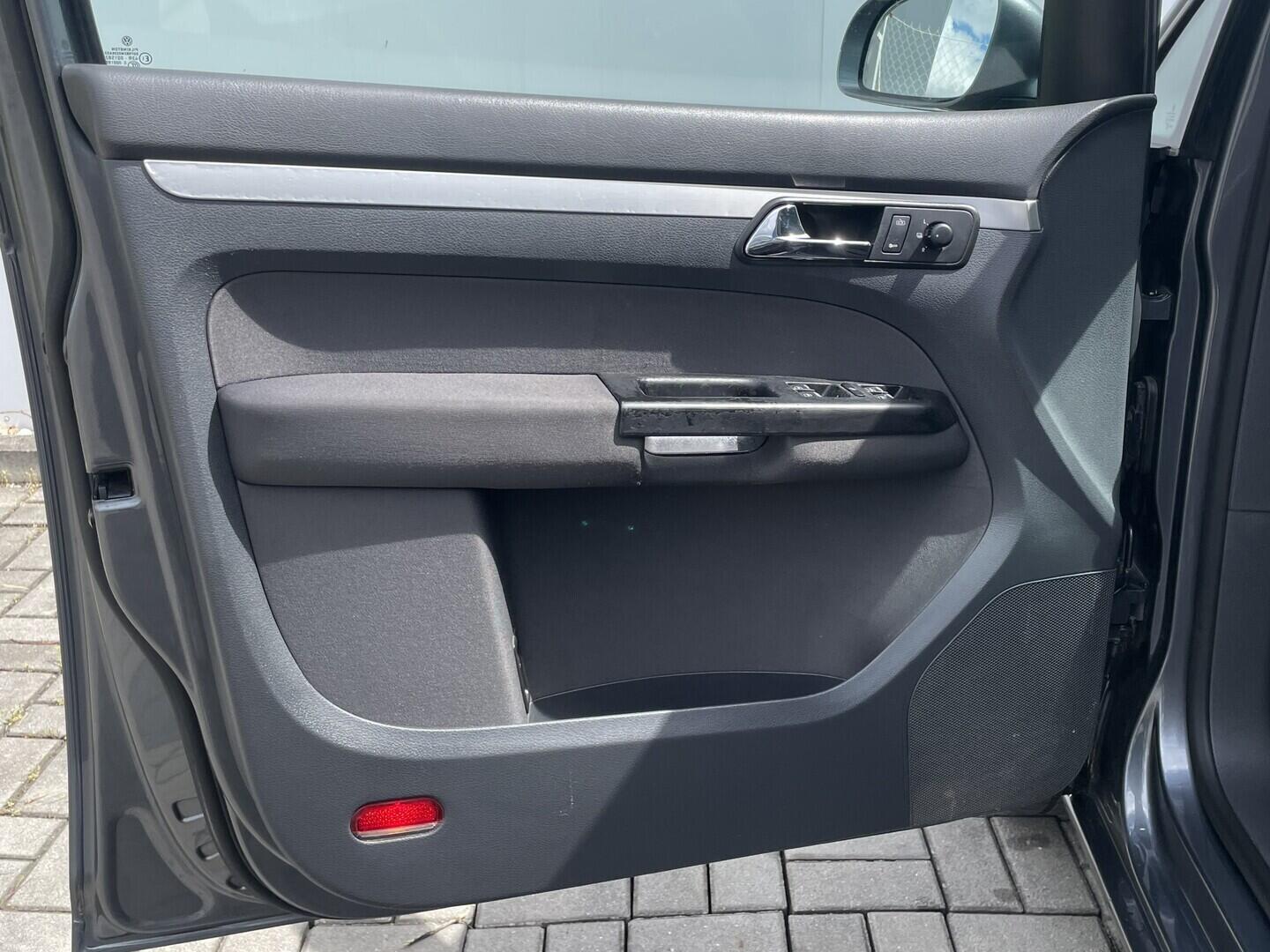 O119V07208_19.webp_TOURAN  2.0 TDI 103 kW automat