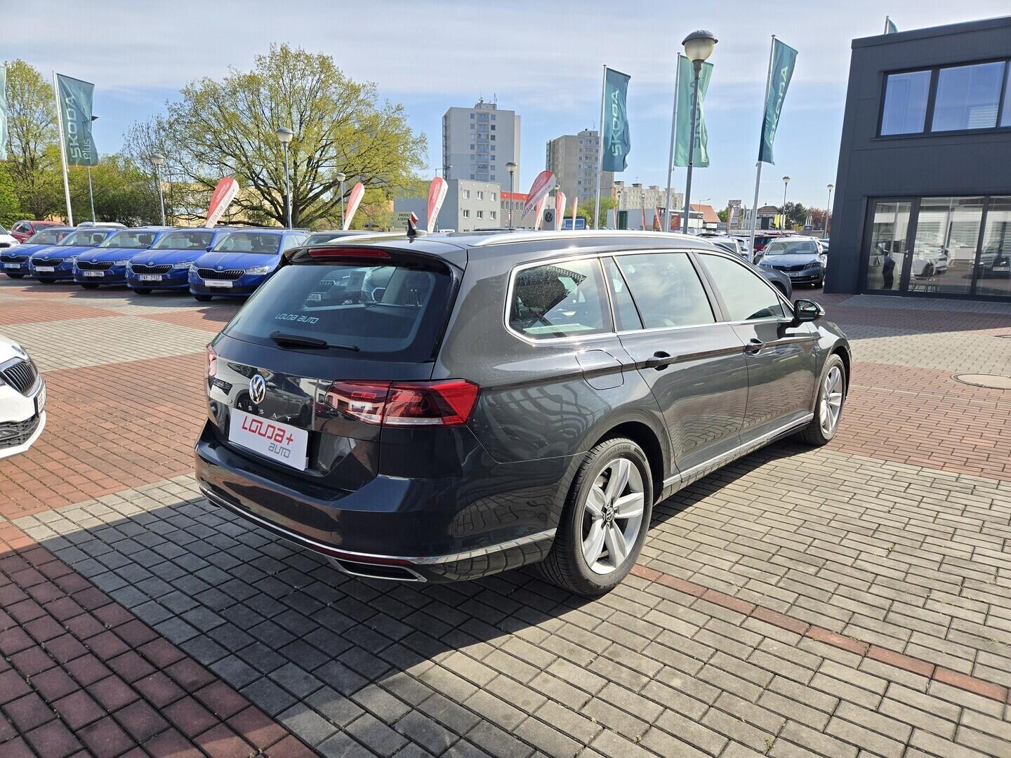O119V07256_11.webp_PASSAT VARIANT Elegance  2.0 TDI 110 kW automat, DPH