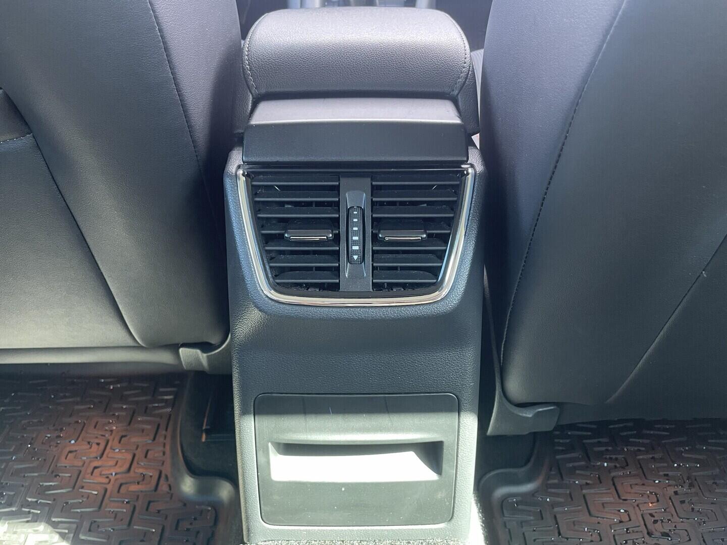 O119V07258_35.webp_OCTAVIA Edition 100 1.0 TSI 85 kW manuál