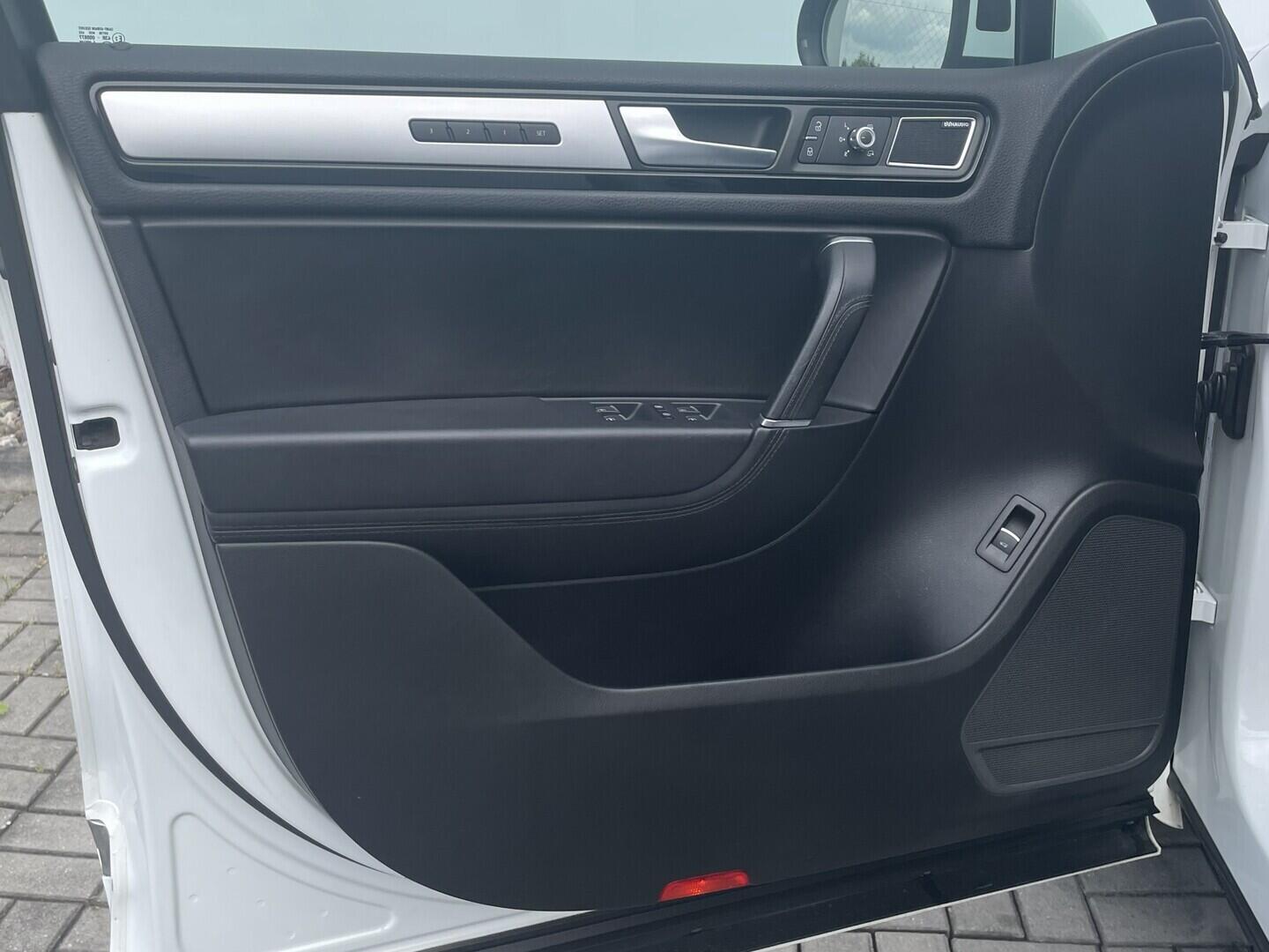 O119V07261_19.webp_TOUAREG R-Line 3.0 TDI 180 kW automat, DPH