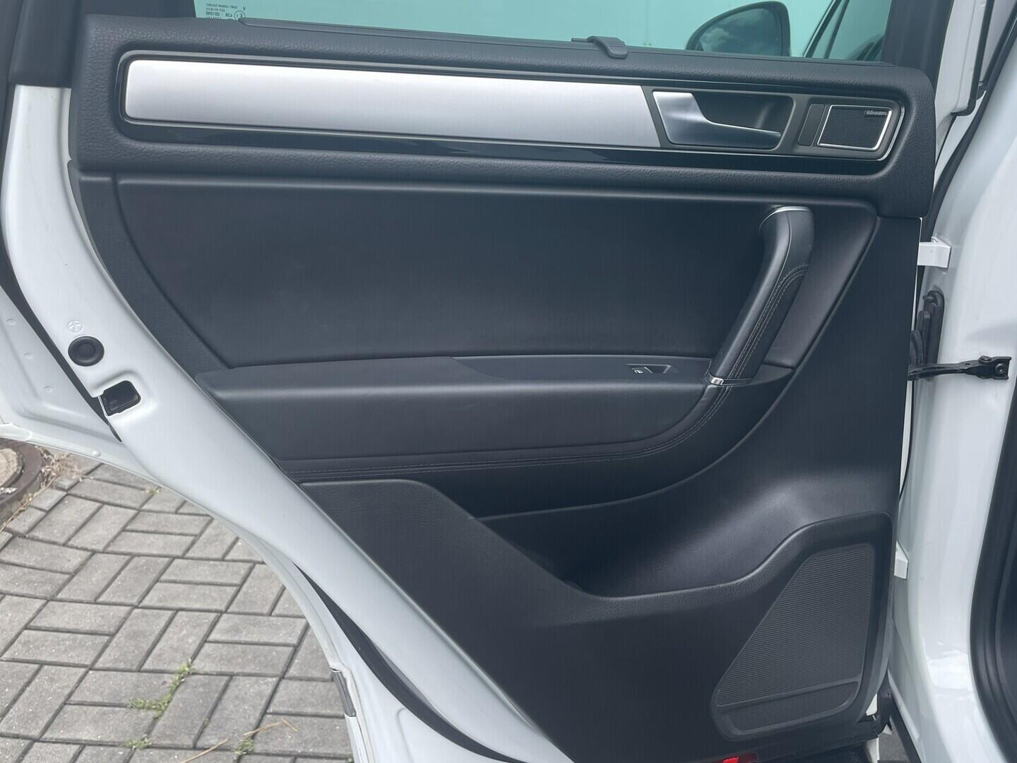 O119V07261_32.webp_TOUAREG R-Line 3.0 TDI 180 kW automat, DPH