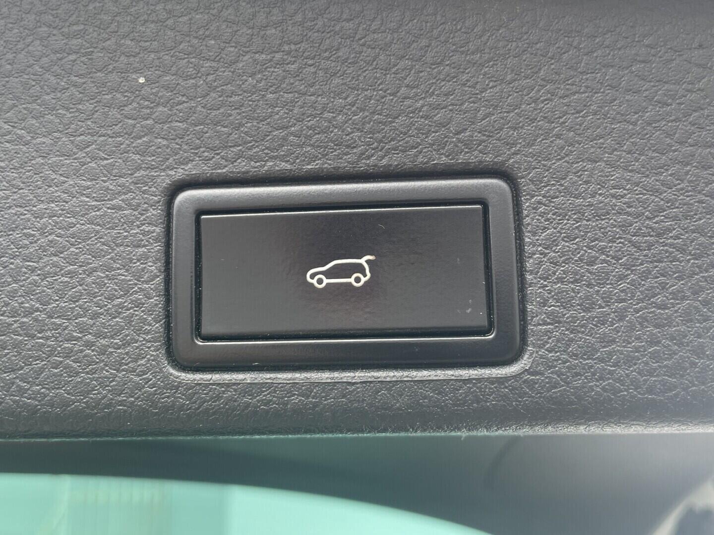 O119V07261_37.webp_TOUAREG R-Line 3.0 TDI 180 kW automat, DPH