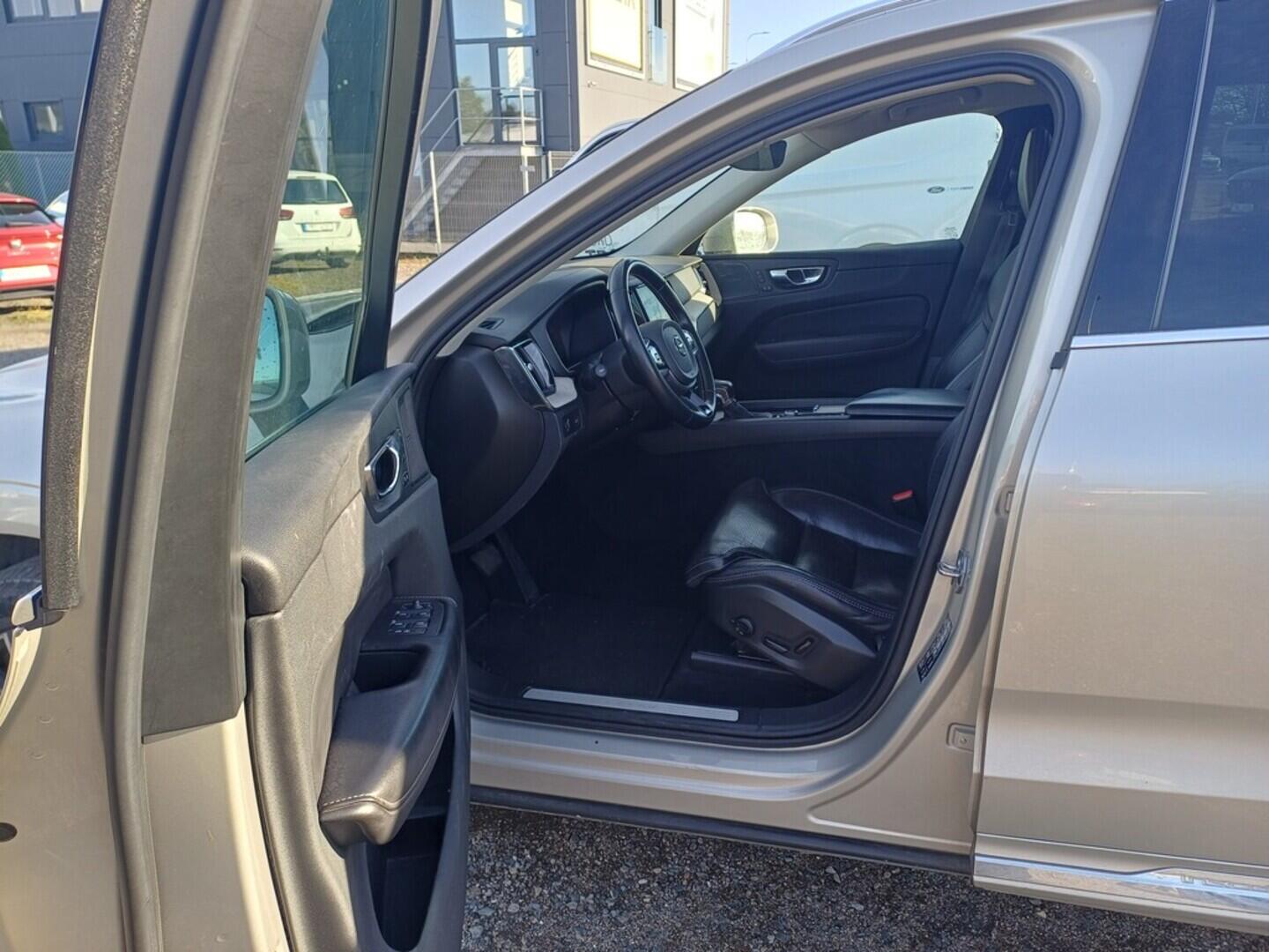 O199V00444_20.webp_XC60 Inscription 2.0 T5 184 kW automat, DPH