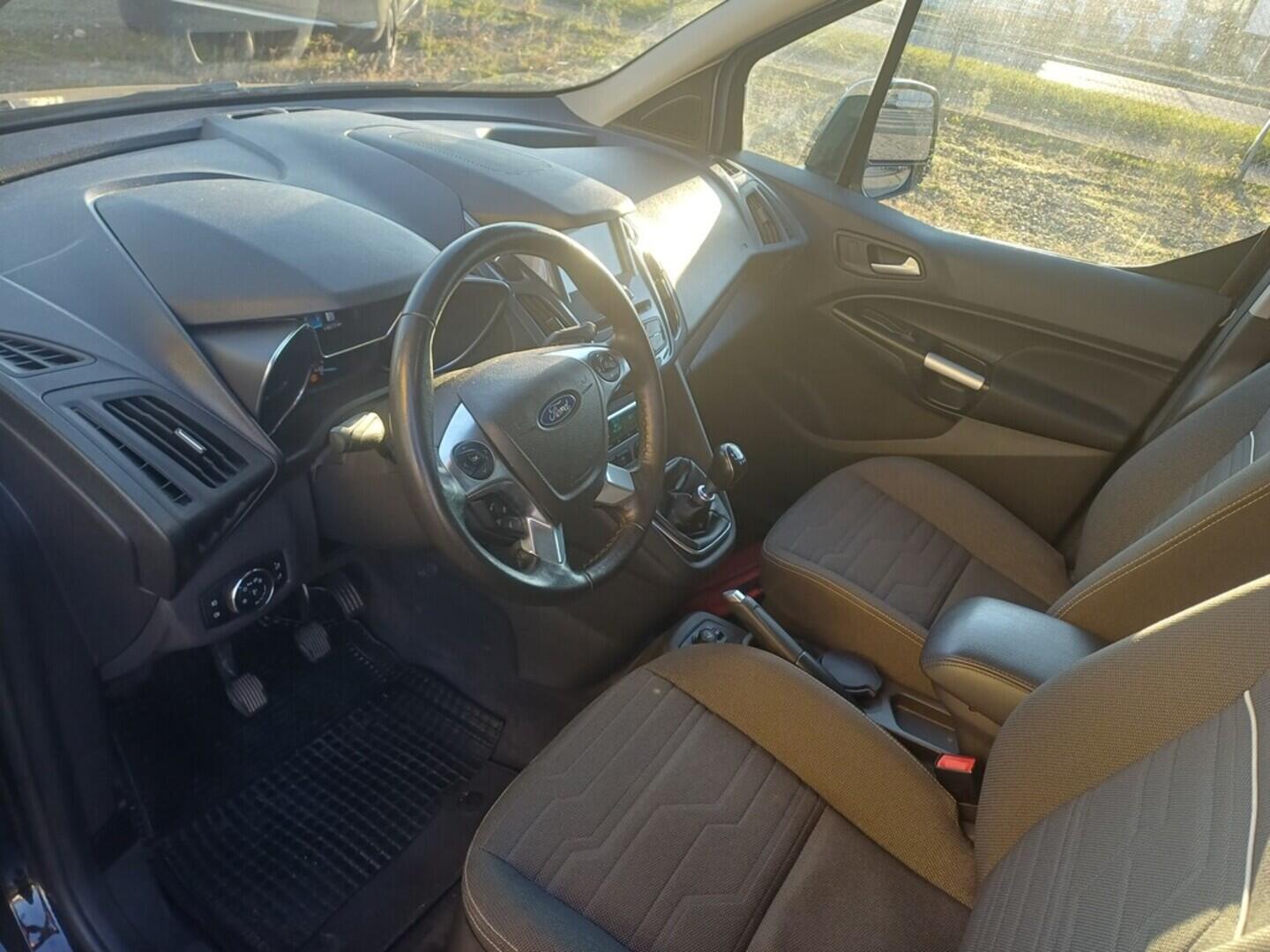 O199V00445_19.webp_TOURNEO CONNECT  1.5  88 kW manuál